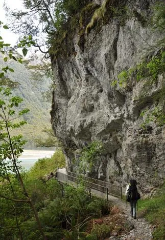 The first part of the track takes us past Chinamans Bluff