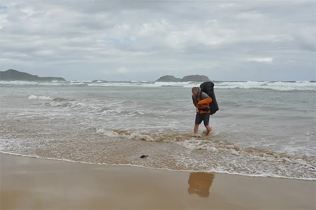 Darrell losing his flip-flop in the surf