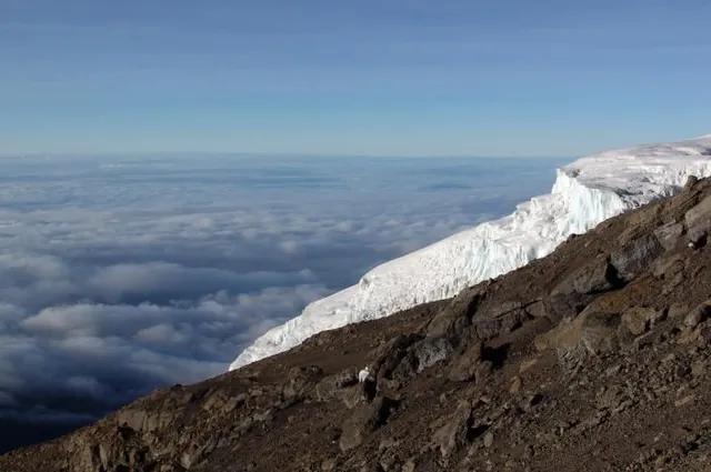 The huge glaciers are now level with us ... these give you a massive boost