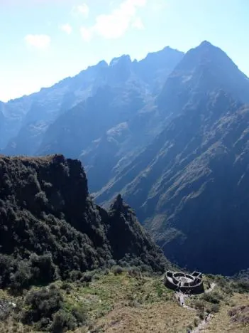 There are various Inca Ruins to visit along the trail ...  Runkuraqay below
