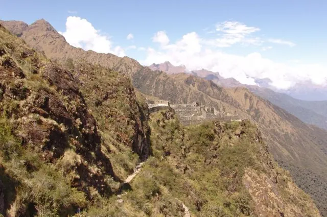 We approach the ruins of Sayaqmarka