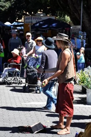 Lots of travelling folk in the market ... with acts including juggling, guitar playing and Rent'a'Poet