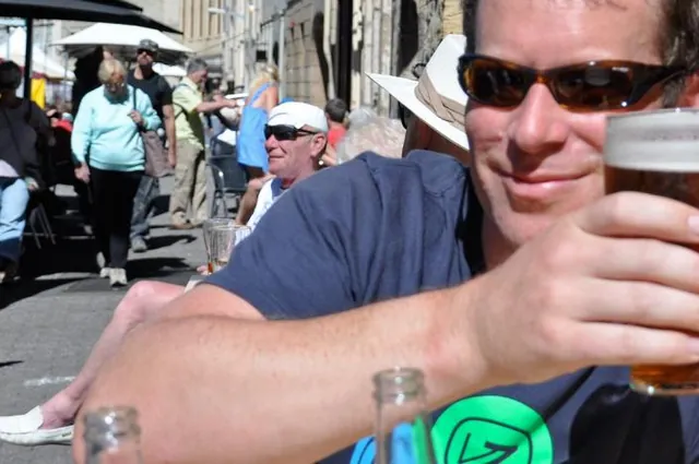 Check out the guy behind ... if I could pull off that look, I'd be right there with him