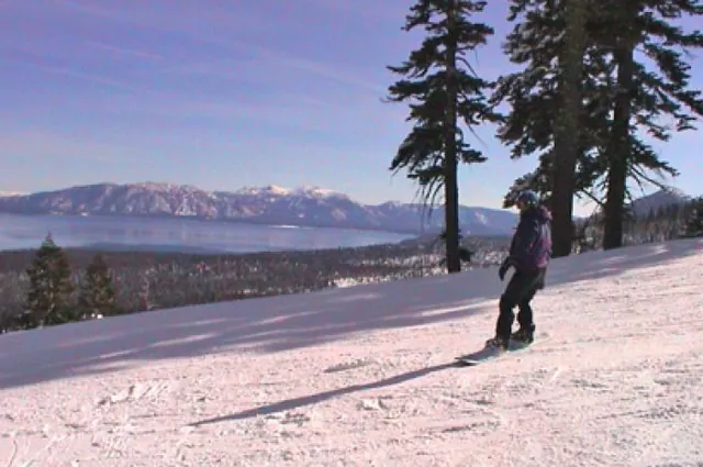Hanbanana braving the slopes. Boarding was a love/hate relationship for her *bless*