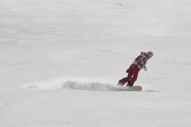 Gill throwing up some scraped powder on the hard surface