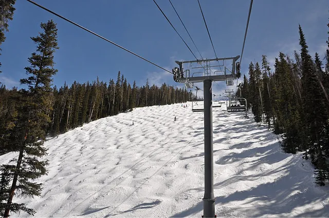 Mogul field nightmare ... skiers, please stop it