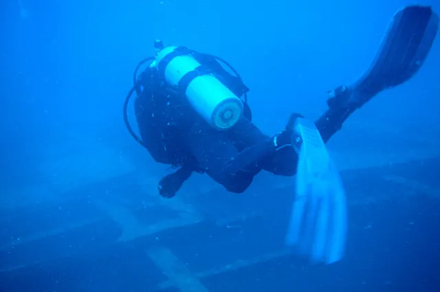 A deep dive (30m) and eery floating along the deck