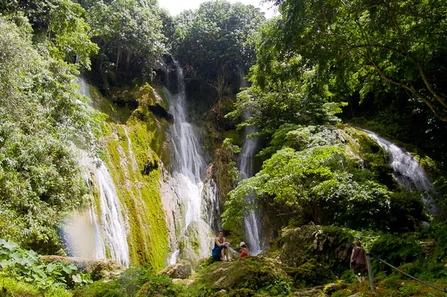 Approaching the spectacular waterfalls