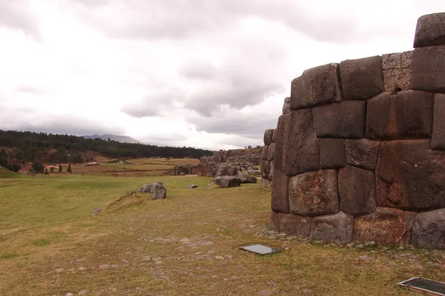 A look up to see the Saqsayhuaman ruins site