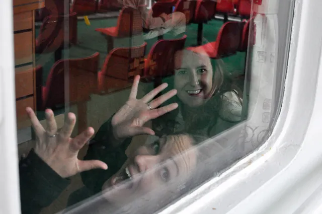 The girls decide to engage in some intense gossipping whilst the boys go up top to flex the camera muscle