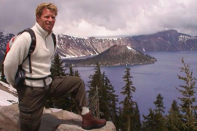 Darrell at the crater rim edge (sporting a very Alpine look)