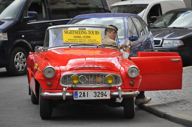 Love this old Skoda convertible! Guide looks a bit shifty though