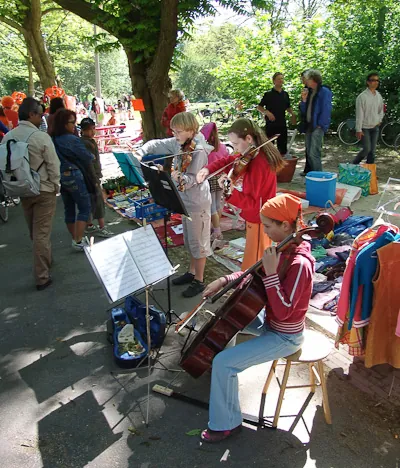 Kids playing violins ... badly (bless)