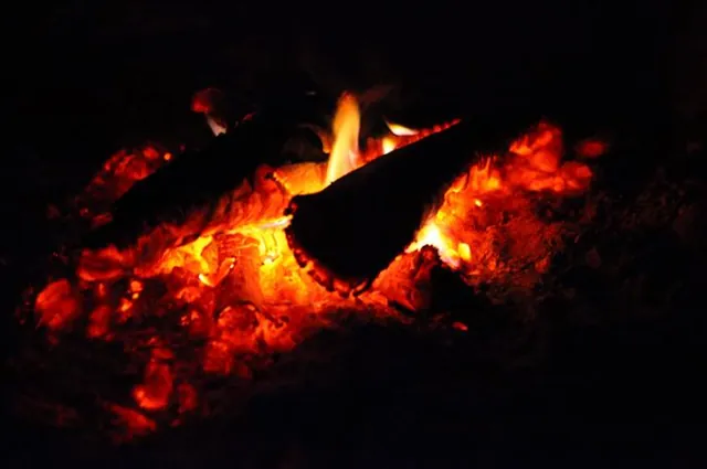Andy built a fire in the firepit and grilled us some sausages... yum!!