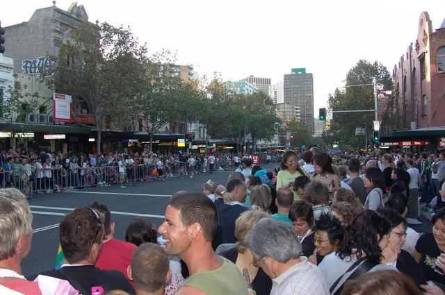 Crowds 8 people+ deep ... you need to get here early or bring a milk crate to stand on (tip of the day)