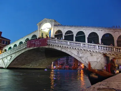 The famous Rialto Bridge by night