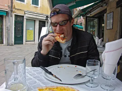 Cheap local pizza ... tutto bene!