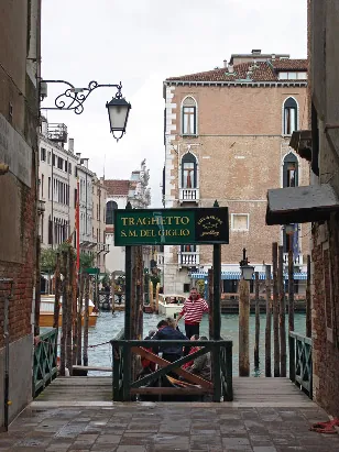Taking the gondola the cheap way ... the common Traghetto