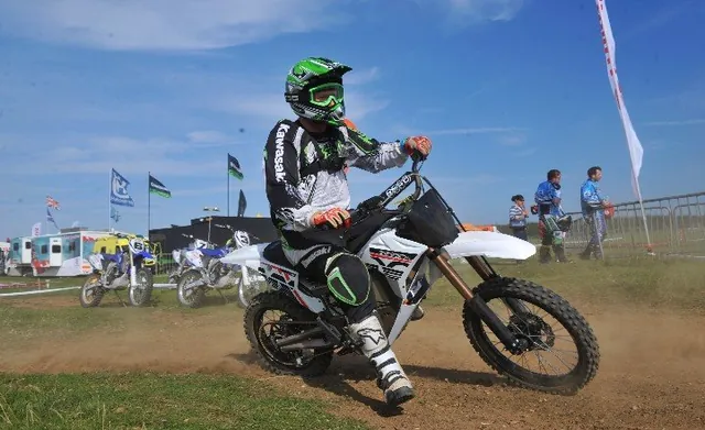 I found it very difficult to get the torque'y power down smoothly in the corners on the Zero Electric bike - it had a twitchy dead zone on the throttle - I let the rep know