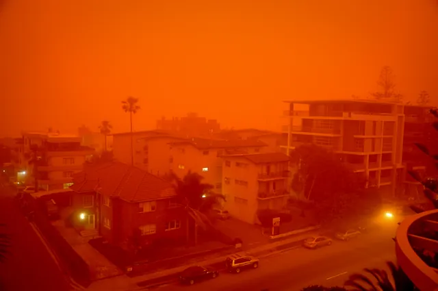 The famous sand storm hitting Sydney area in 2009 ... totally surreal