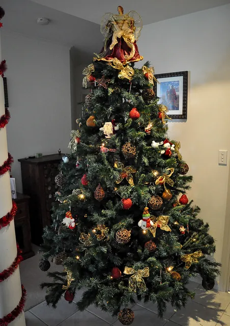 Despite the hot temps, Gilly insisted on a fully dec'ed Christmas tree to keep it traditional and homely [*nice*]