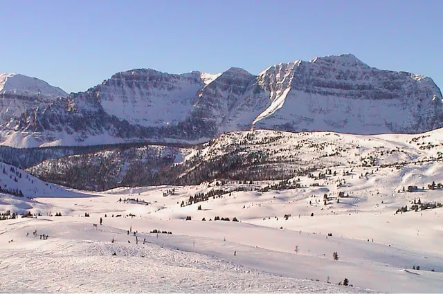 Classicly Banff ... sharp glacier carved mountain backdrops ... wow!