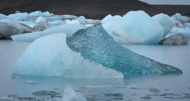 It's like the Quiksilver logo, but in iceberg form