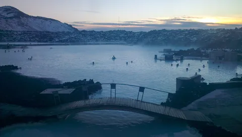 The huge pool got very quiet in the evening with no tourist buses in attendance