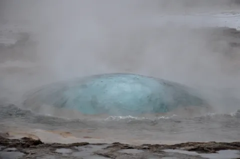 The boiling bubble before the eruption