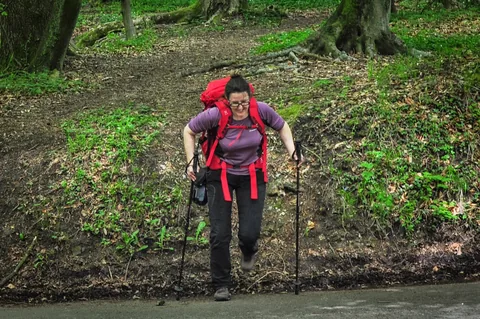 Notice the camcorder falling out of its pouch as Gilly makes the big leap down onto the road ... DOH!