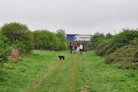 Passing beneath the M40
