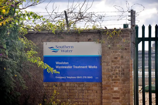 The stink of sh1t down Victoria Road to the end of the Itchen Way was quite something. Rough neighbourhood. We laughed about it quite a lot in the end once we'd forgotten about the pain