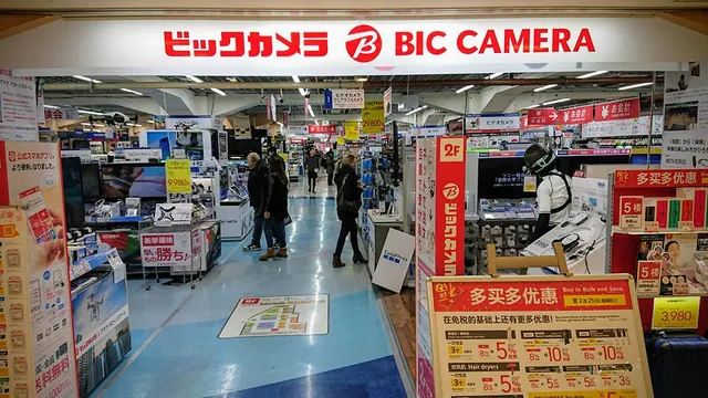 Small entrance to a rather huge camera store. This place has everything. No probs buying a needed 58mm to 77mm step-up filter ring