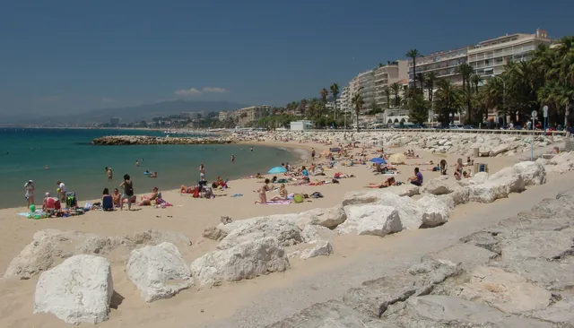 To conclude the trip we take lunch in the coastal city of Cannes