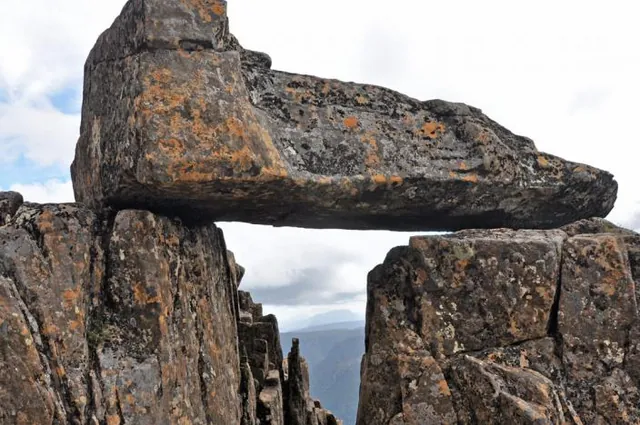 An unusual rock mantle on the way down