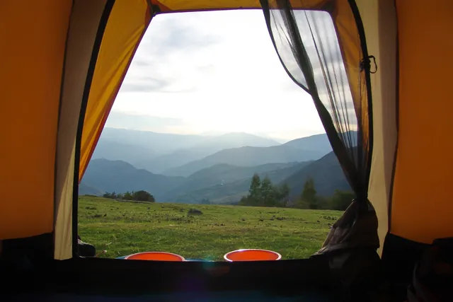 Hot water wash-bowls, tea and popcorn were served at the tent door ... we just enjoyed the sunset