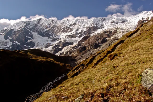 We do an acclimatisation walk in the afternoon to the foot of the impressive wall of Mount Humantay