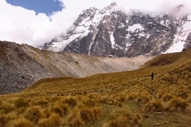 The moraines form a huge wall leading up to the foot of the mountain