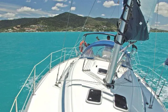 Main sail and jib hoisted high, we cruise at 6 knots across to Hook Island for our first anchorage