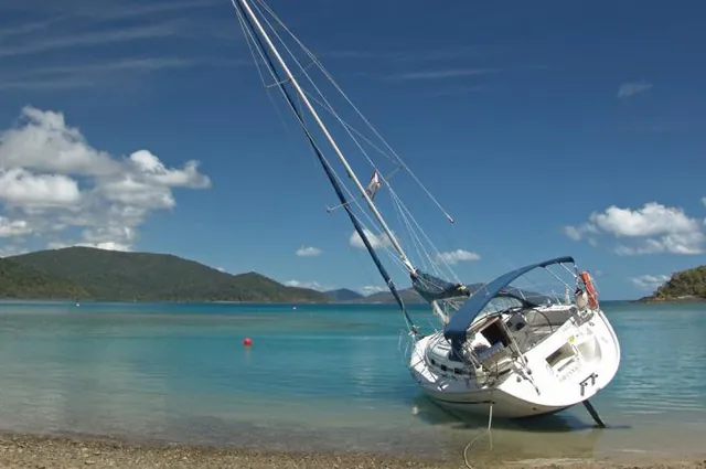 The boat grounds itself again early morning before we can get her out - note snapped rudder - ouch!